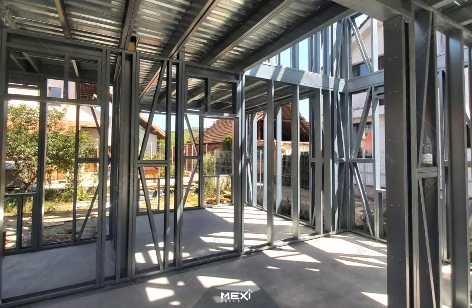 construcție de casă metalică P+1