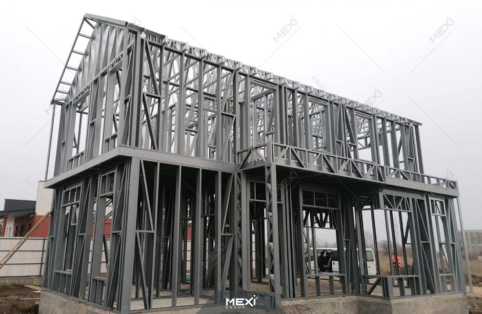 Montaj structură metalică la Construcţie de casă cu etaj