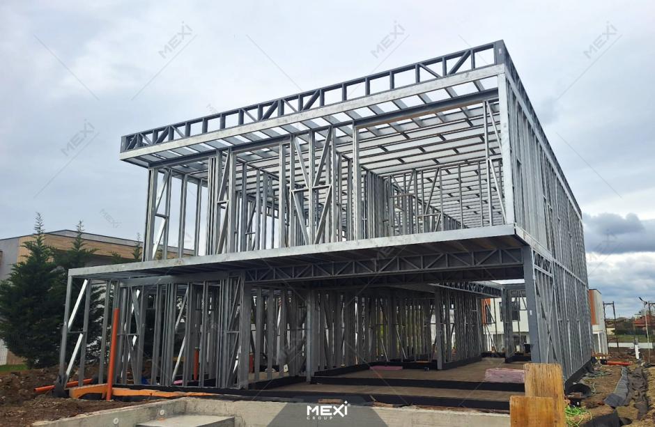 Montaj structură metalică la Casă cu etaj și garaj alipit - TM